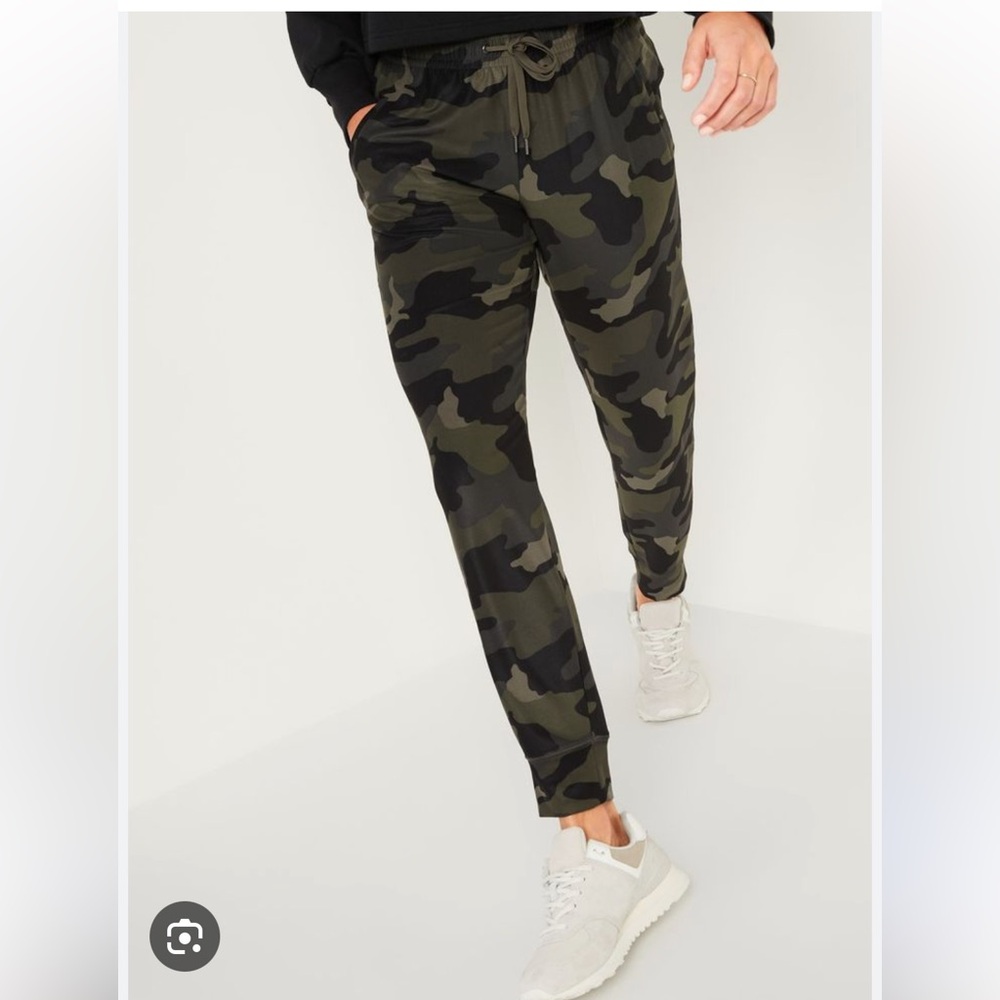 Old Navy breathe camo jogger pants midrise size medium petite